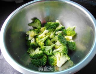 不用10分钟，简单散步做出奶香芝士西兰花的做法步骤：1