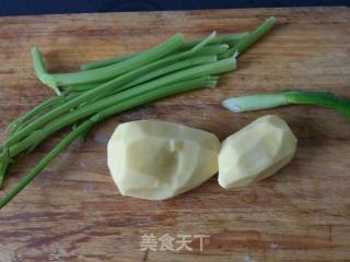 【东北】芹菜炒土豆丝的做法步骤：1