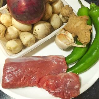 【广东】蚝油草菇炒肉片的做法步骤：1