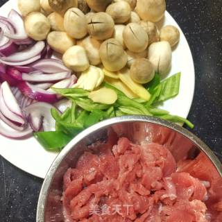 【广东】蚝油草菇炒肉片的做法步骤：2