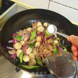 【广东】蚝油草菇炒肉片的做法步骤：11