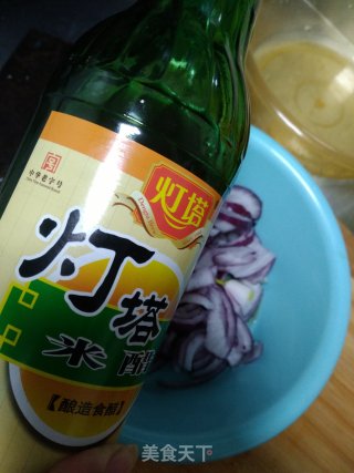 【山东】洋葱拌脂渣的做法步骤：3