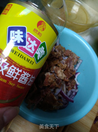 【山东】洋葱拌脂渣的做法步骤：4