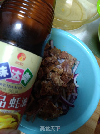 【山东】洋葱拌脂渣的做法步骤：5
