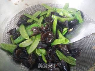 【东北】荷兰豆炒木耳的做法步骤：3