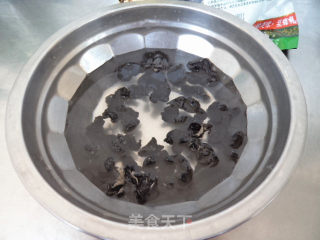【天津】菠菜拌黑木耳的做法步骤：1