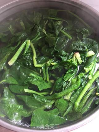 菠菜面（节后刮油解腻）的做法步骤：1