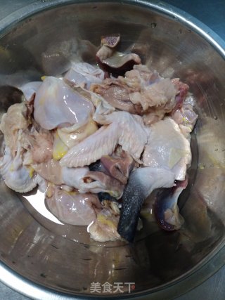 【山东】香菇栗子炖鸡的做法步骤：1