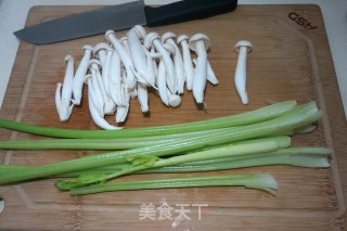 【北京】清炒芹菜白果蟹味菇的做法步骤：1