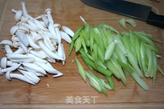 【北京】清炒芹菜白果蟹味菇的做法步骤：2