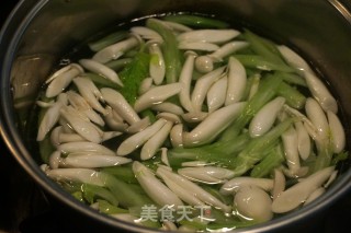 【北京】清炒芹菜白果蟹味菇的做法步骤：3