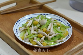 【北京】清炒芹菜白果蟹味菇的做法步骤：7