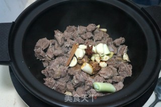 【北京】牛腩炖胡萝卜的做法步骤：3
