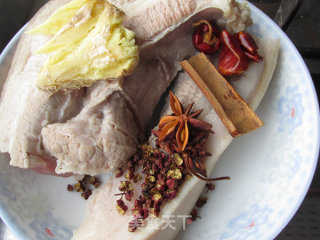 【河南】梅干菜回锅肉的做法步骤：2