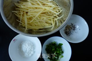【广东】香葱土豆丝的做法步骤：1