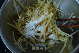 【广东】香葱土豆丝的做法步骤：2