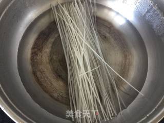 【东北】酱粉条的做法步骤：1