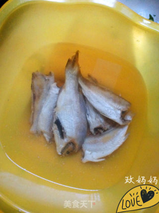 【山东】微波炉蒸鱼干的做法步骤：1