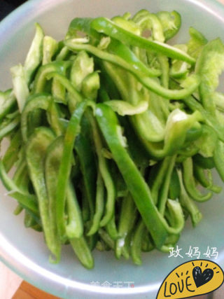 【山东】青椒肉丝的做法步骤：2