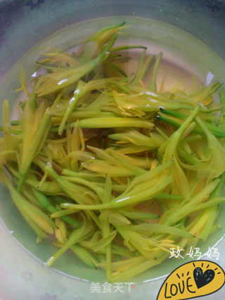 【山东】小炒黄花菜的做法步骤：2
