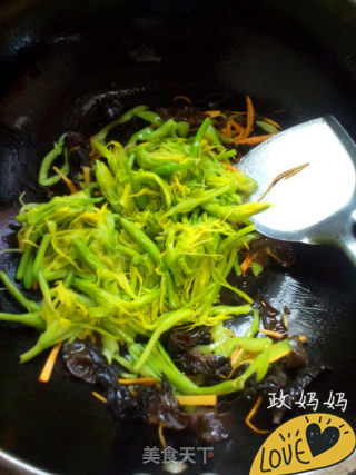 【山东】小炒黄花菜的做法步骤：6
