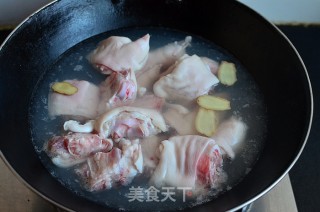 【四川】泡椒猪蹄的做法步骤：2