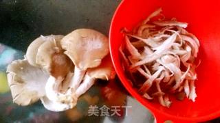 蘑菇炒肉的做法步骤：1