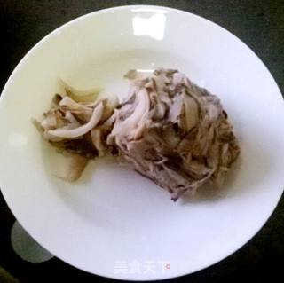 蘑菇炒肉的做法步骤：2