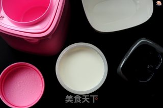 酸奶戚风淋面蛋糕的做法步骤：1