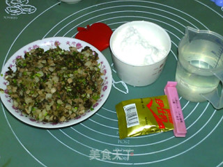 【四川】水煎梅菜肉包子的做法步骤：1