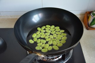 【台州】香肠蚕豆炒蛋的做法步骤：2