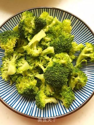 【山东】蒜蓉西兰花拌木耳的做法步骤：1