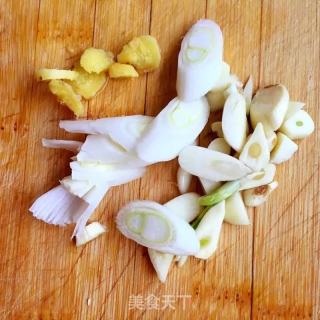 【山东】圆白菜炒肉的做法步骤：1