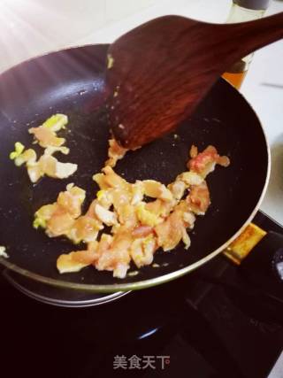 秋葵鸡肉炒鸡蛋的做法步骤：3