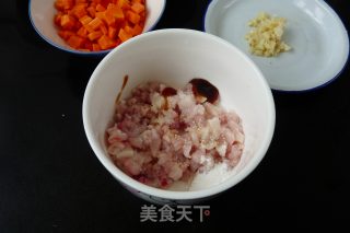 【广东】彩蔬炒鳄鱼肉的做法步骤：2