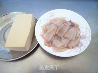 【天津】笔管鱼烧豆腐的做法步骤：1