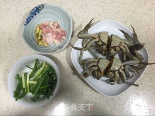 【温州】五花肉烧闸蟹的做法步骤：1