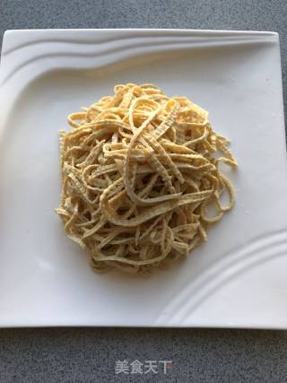 炝拌豆腐皮的做法步骤：2
