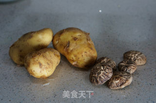 【义乌】香菇土豆焖鸡的做法步骤：2