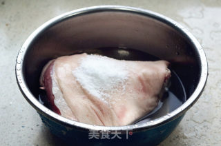 【义乌】酱蹄膀的做法步骤：1
