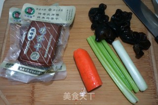【北京】鸡蛋干炒三丝的做法步骤：1