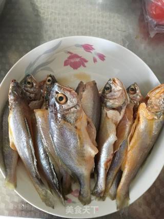 干炸黄花鱼的做法步骤：1