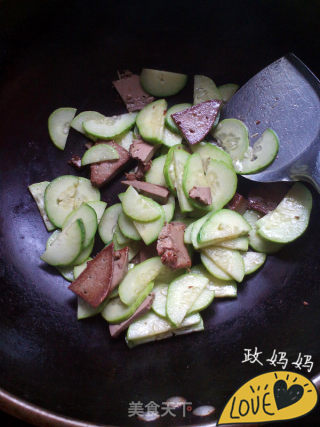 【山东】黄瓜炒猪肝的做法步骤：4