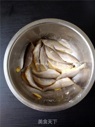 【四川】酸辣小黄鱼的做法步骤：2
