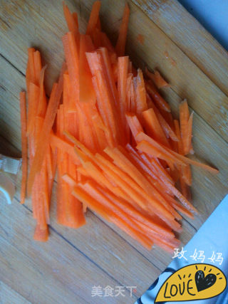 【山东】胡萝卜炒豆皮的做法步骤：1