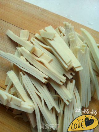 【山东】胡萝卜炒豆皮的做法步骤：2