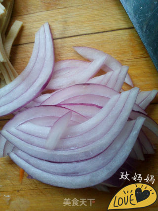 【山东】胡萝卜炒豆皮的做法步骤：3