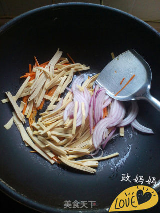 【山东】胡萝卜炒豆皮的做法步骤：5
