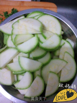 【山东】角瓜炒虾仁的做法步骤：1