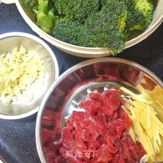 【广东】西兰花炒牛肉的做法步骤：2